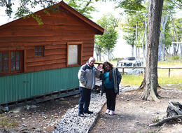 Pareja de turistas en el Lago Fagnano