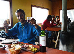 Turista disfrutando del almuerzo