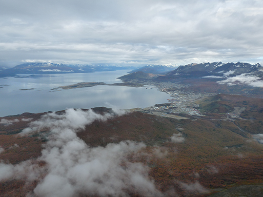 Ushuaia a lo lejos en uno de los Sobrevuelos