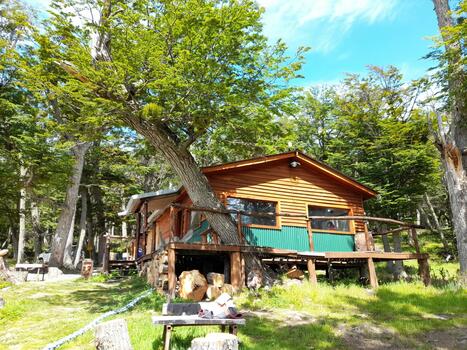 Nuestra cabaña a las orillas del lago fagnano donde comeremos el ASADO